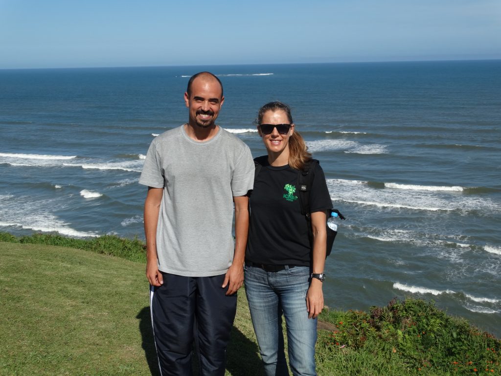 Os ganhadores das bolsas de pesquisa Martin Sucunza Perez e Aline Kellermann (chefe do Revis da Ilha dos Lobos) em Torres (RS). Foto: Regiane Pereira Goulart.